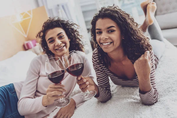 Fröhliche Weibchen, die zu Hause Wein trinken — Stockfoto