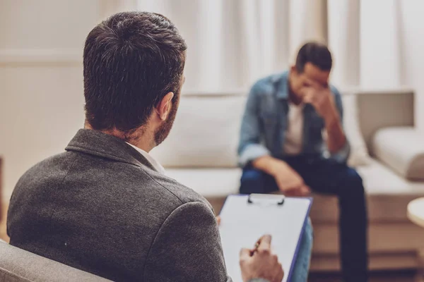 Upprörd manlig person som djupt i tankar — Stockfoto