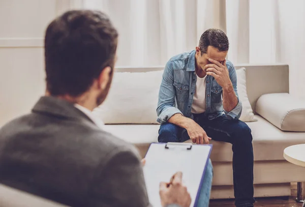 Ongelukkige jonge man op zoek naar beneden — Stockfoto