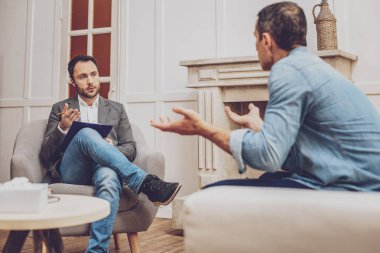 Özenli psikolog oturumu sırasında ayrıntılar tartışıyor