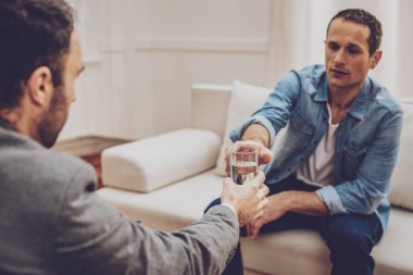 Özenli esmer erkek dört gözle