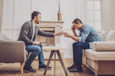 Tüm kulaklarında olmak. Derin düşünceler içinde olmak yarı bulunduğu otururken kafa selam negatif mutlu erkek kişi