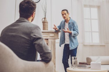 Onun yaşam durumu açıklayan ciddi ziyaretçi