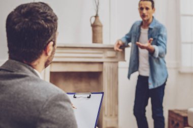 Klinikte çalışan özenli esmer adam