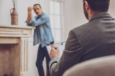 Profesyonel psikolog onun ziyaretçi destekleyen