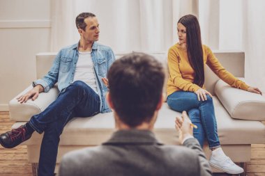 Kızgın karısına baktığı rahat erkek kişi