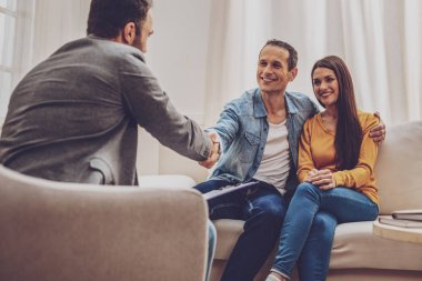 Onun kadın kucaklayan memnun erkek kişi