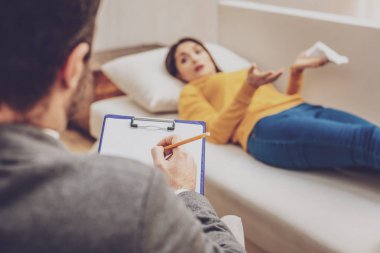 Yetkili terapist danışmanlık sinir kız