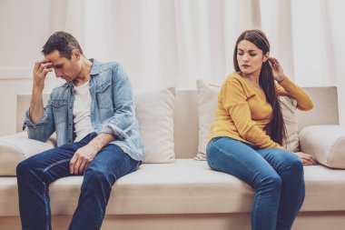 Kızgın esmer kadın kocasını arıyor