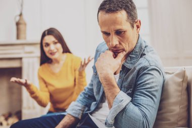 Genç adam derin düşünceler içinde olmak üzgün