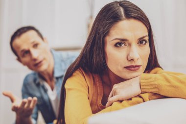 Düşünceli kadın kişi dört gözle