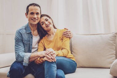 Kameraya bakarak Genç insanlar rahat