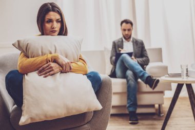 Derin düşünceler içinde olmak negatif memnun kadın