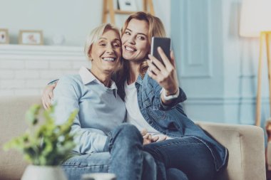 Bir selfie alarak neşeli güzel kadın