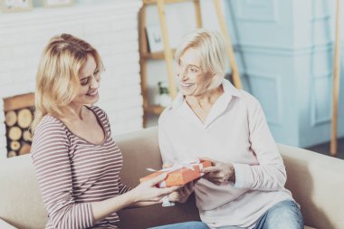 Hediye alırken çok mutlu güzel kadın