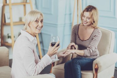 Şarap içme memnun yaşlı kadın