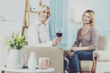 Birlikte oturan güzel neşeli kadınlar