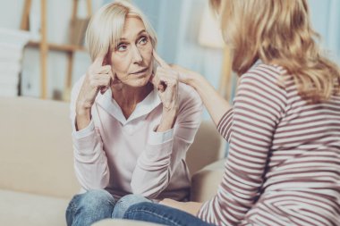 Güzel kadın kıdemli onun tapınaklar dokunmadan