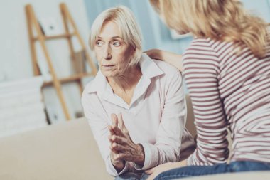 Güzel yaşlı kadın onun psikolog ziyaret