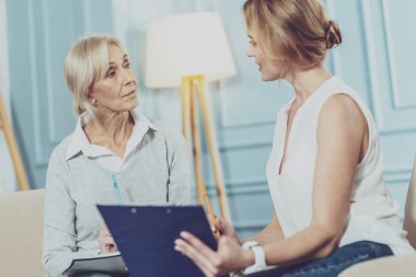 Güzel ciddi kadınlar finans tartışıyor