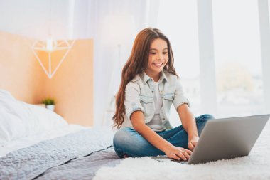 Sevimli gülümseyen kızı ile bilgisayar oyunu oynamak