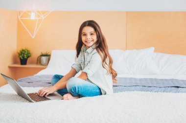 Liseli kızlar okul laptop için ev atamanın tamamlanmasından