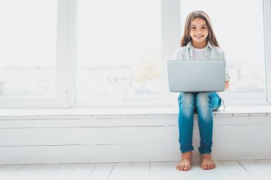 İnternet üzerinden arkadaşlarınızla sohbet ederken gülümseyen Modern Genç kız