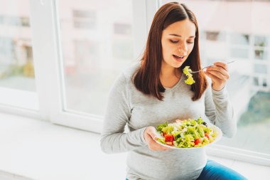 Gelecekte anne mutfakta lezzetli akşam yemeği