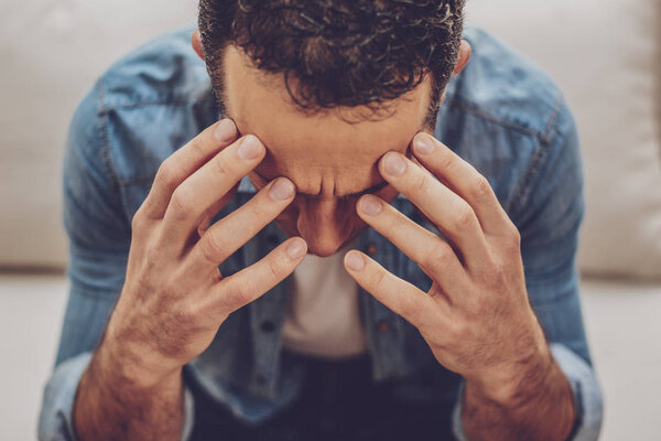 Закрыть мужские руки, что трогательная голова
