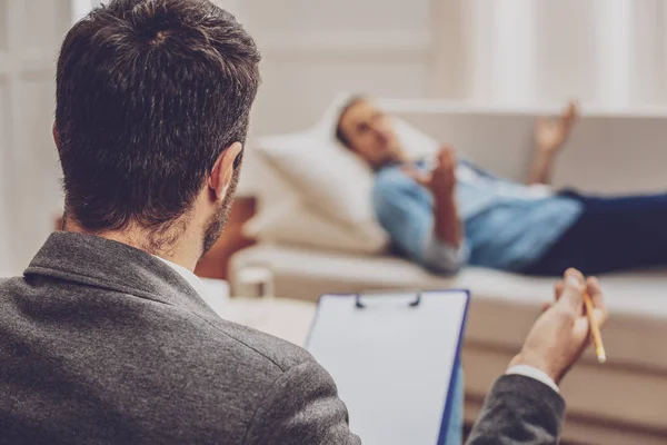 Ciddi uygulayıcı onun hasta dinleme