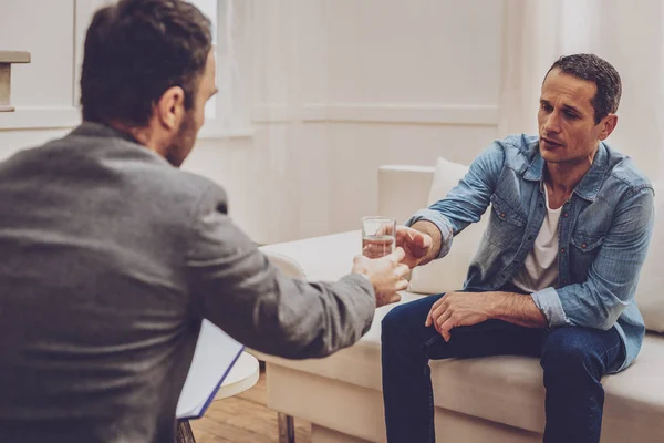 Ongelukkige man nemen glas water — Stockfoto