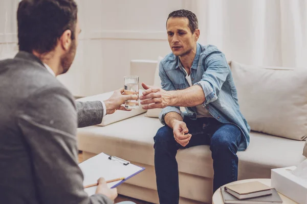 Sconvolto uomo preoccupato di essere pieno di problemi — Foto Stock