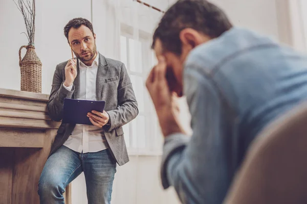 Persona masculina concentrada siendo profunda en pensamientos — Foto de Stock