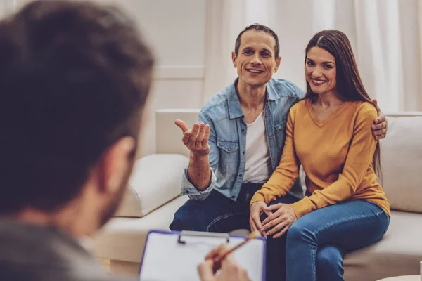 Jóvenes felices abrazándose — Foto de Stock