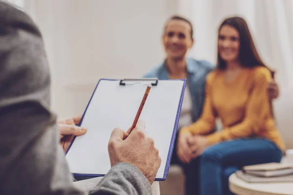 Close up van mannenhand dat plan schrijven — Stockfoto