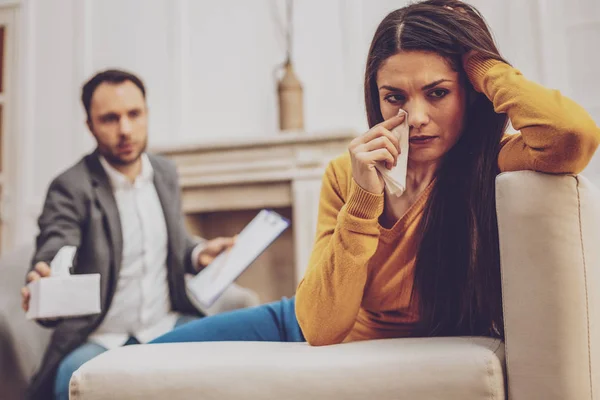 Attente langharige vrouw zittend op de Bank — Stockfoto