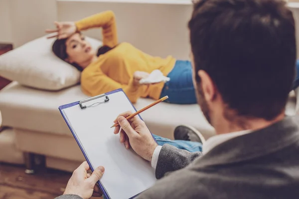 Attente beoefenaar verlenen van emotionele steun — Stockfoto