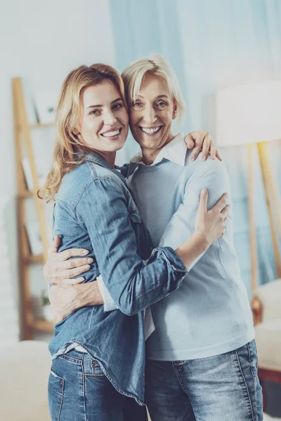 Alegre buena madre e hija mirándote — Foto de Stock