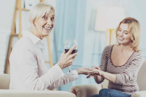 Χαρούμενα ηλικίας γυναίκα πίνοντας ένα ποτήρι κρασί — Φωτογραφία Αρχείου