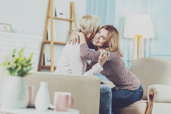 Blij mooie vrouw haar moeder knuffelen — Stockfoto