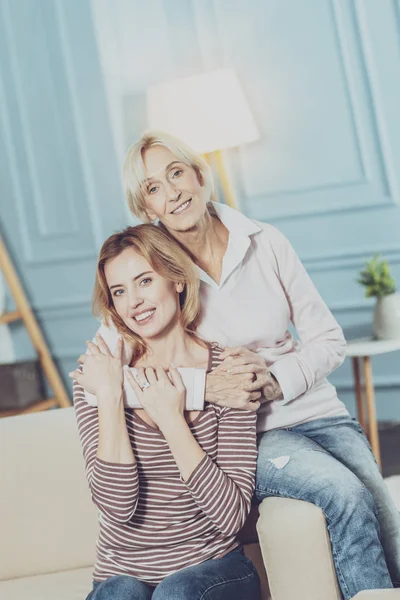 Mãe e filha positivas olhando para você — Fotografia de Stock