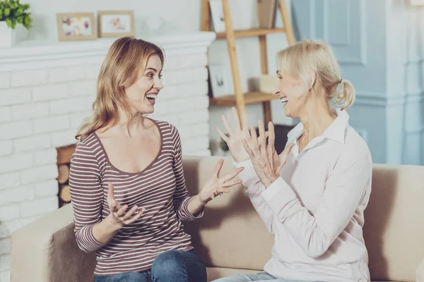 Blij blij vrouwen een gesprek — Stockfoto