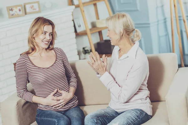 Elleri alkışlar neşeli yaşlı kadın