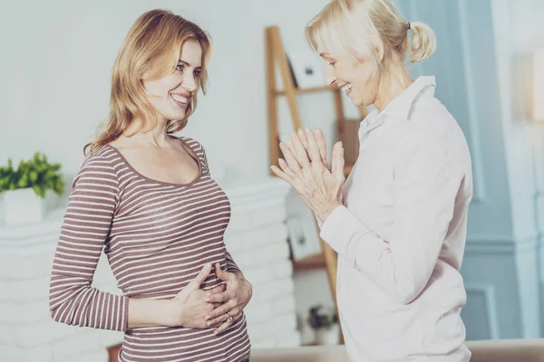 Neşeli genç kadın hamileliği hakkında söylüyorum