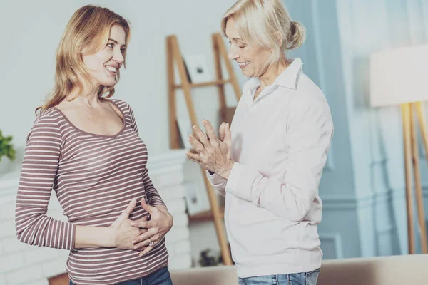 Mutlu genç kadın onun mide işaret