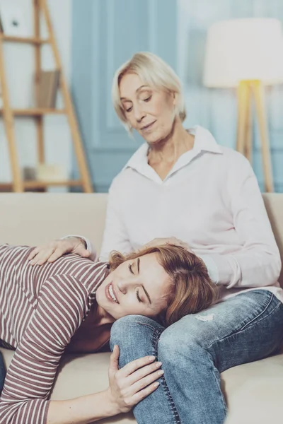 Positieve vrolijke vrouw die lacht — Stockfoto