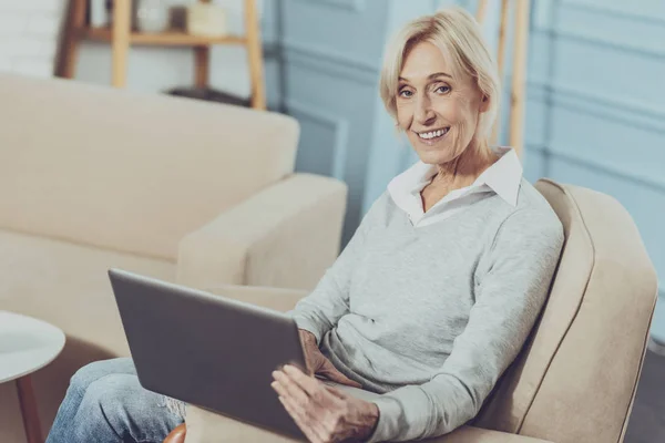 Fröhliche nette Frau lächelnd — Stockfoto