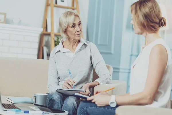 Mujeres serias e inteligentes hablando de trabajo — Foto de Stock