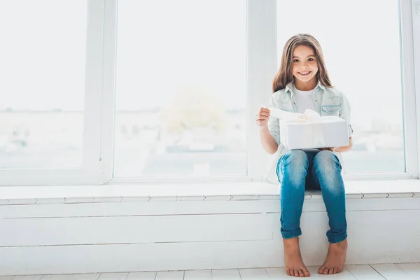 Undrar strålande dotter packa hennes presentbox — Stockfoto