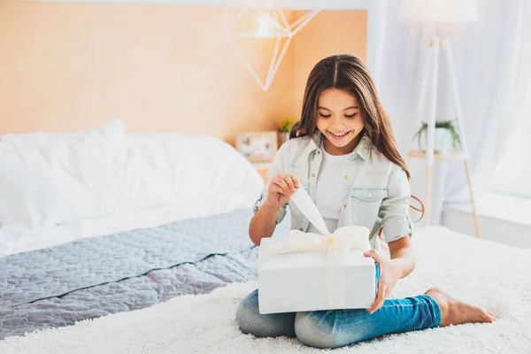 Feliz hija complacida sintiéndose feliz después de la sorpresa parental — Foto de Stock